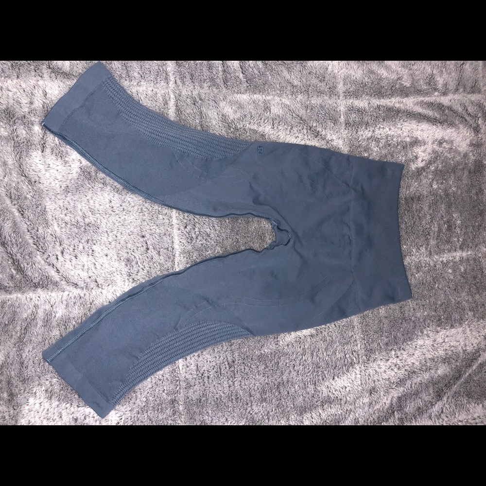 Lululemon blue cropped/capri leggings